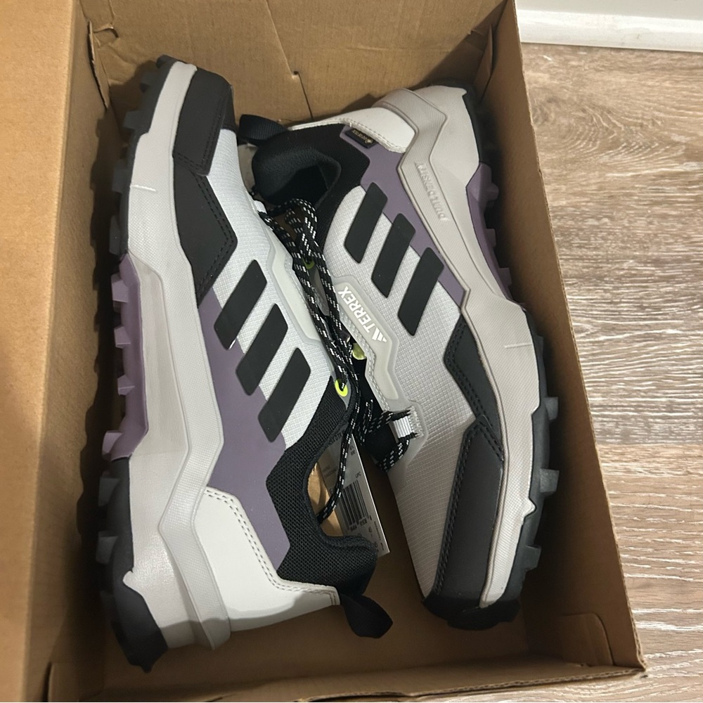 adidas Women's Terrex AX4 Gore-Tex Sneaker, Wonder Silver/Core Black/Grey, 8 - Picture 4 of 11